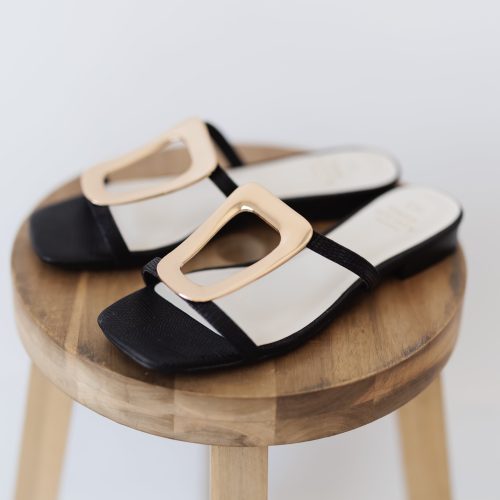 Oasis Society: Amiyah Buckle Sandals - Black